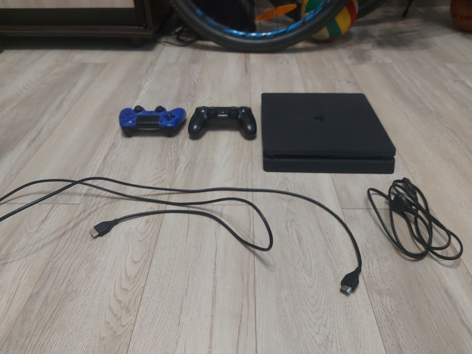 Ps4 slim на 500 GB с 2 джостиками (и с 2 проводами)