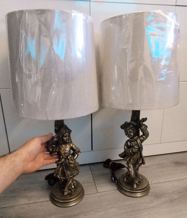 Două veioze vechi, deosebite din rășină, pentru colectionari.