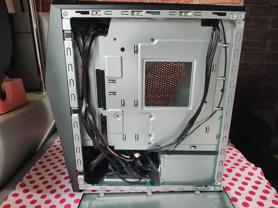 Carcasa PC Asus Strix cu Sursa 500W Chicony .