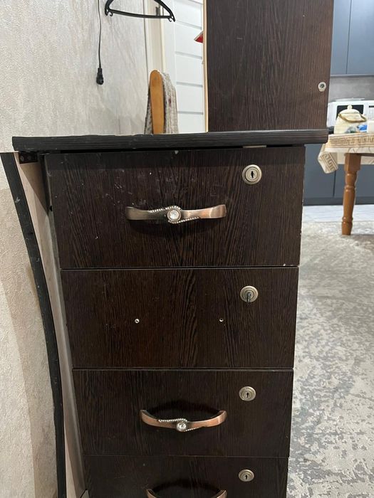 Продам маникюрный стол