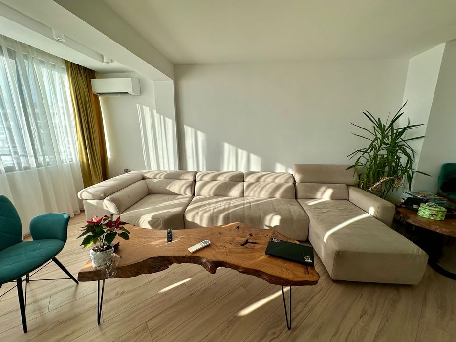 Голям и удобен диван за просторна всекидневна или офис