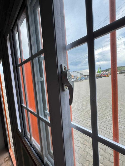 Container maritim mărime 3.00x2,23x2,51 cu usă si geam pe lateral