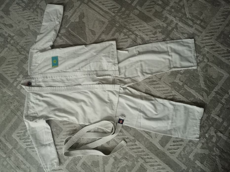 Кимоно и перчатки для каратэ