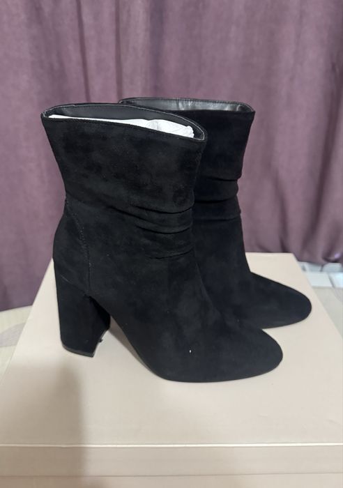 Черни велурени боти