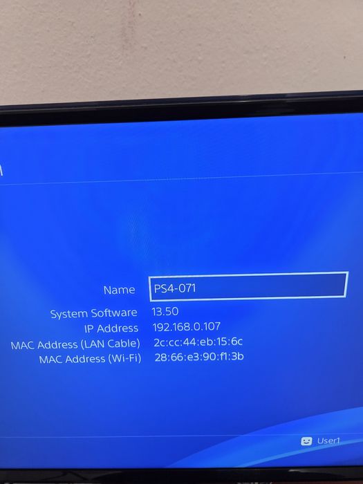 Playstation 4 с два джойстика и игра към него