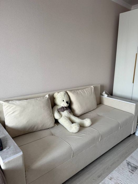 Продам бежевый диван срочно!!!