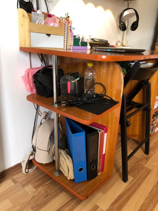 Birou clasic cu spatii de depozitare