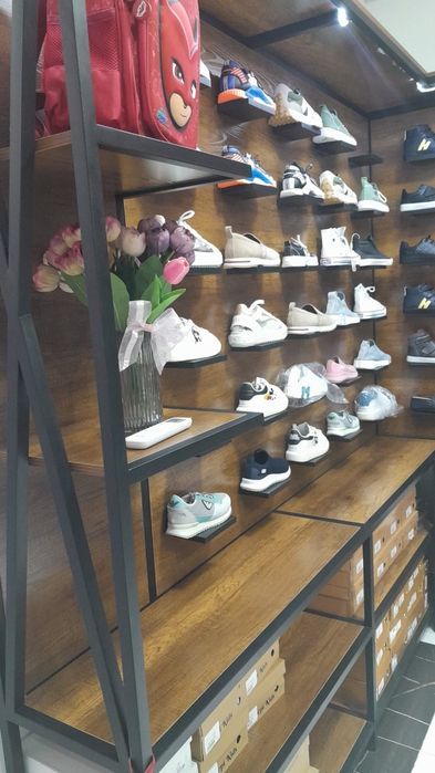 Продаётся обувная ветрина