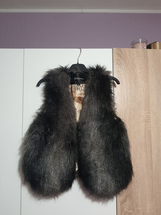 Пухен елек с черно-сив косъм