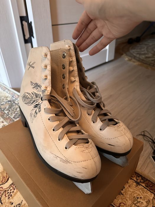 Фигурные коньки.