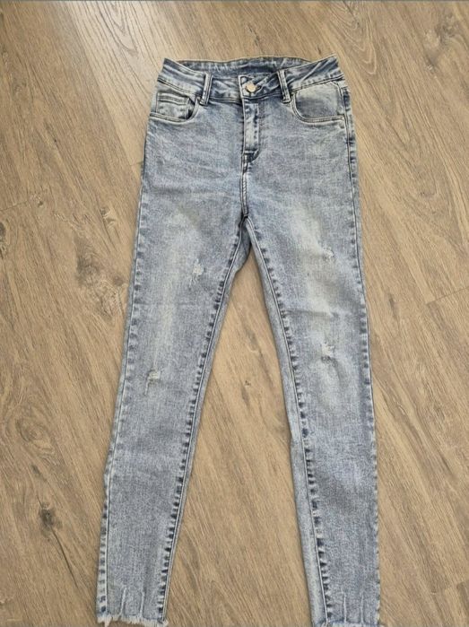 Дамски дънки в отлично състояние