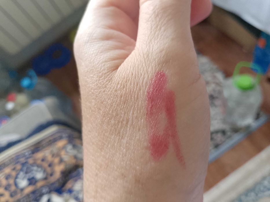 Помада красная новая