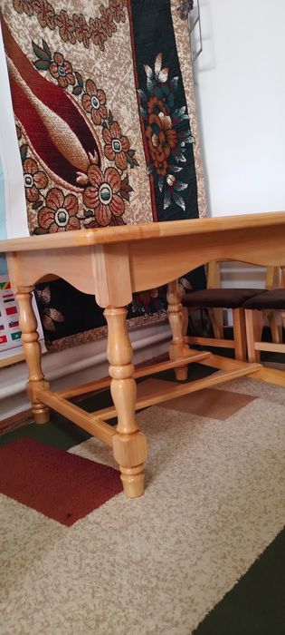 Yosh bolalar uchun stol va stullar