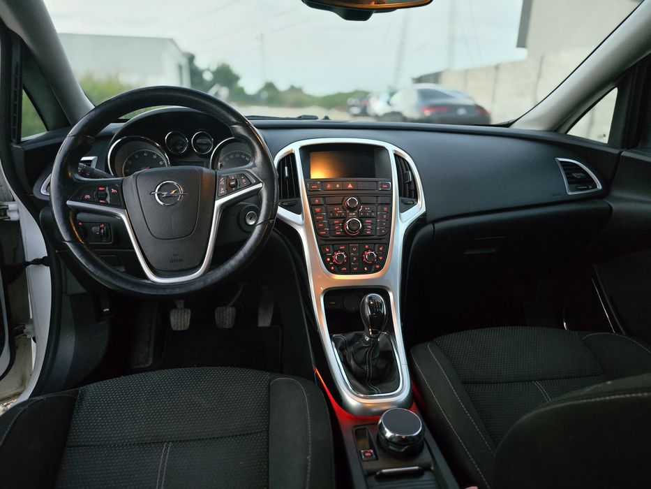 Opel Astra J 2010 | 1.6 Turbo 180 CP | Doar 100.000 KM reali | Dotări de top