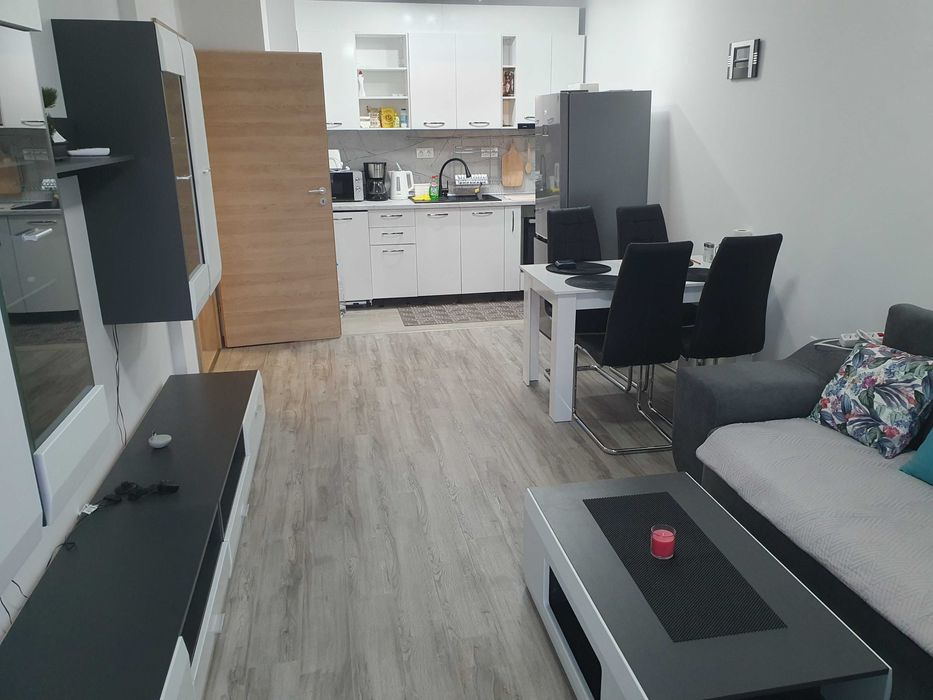 Дава се под наем Двустаен апартамент в к.к. Св.Св. Константин и Елена - 50 кв.м за 650 € - Снимка #2