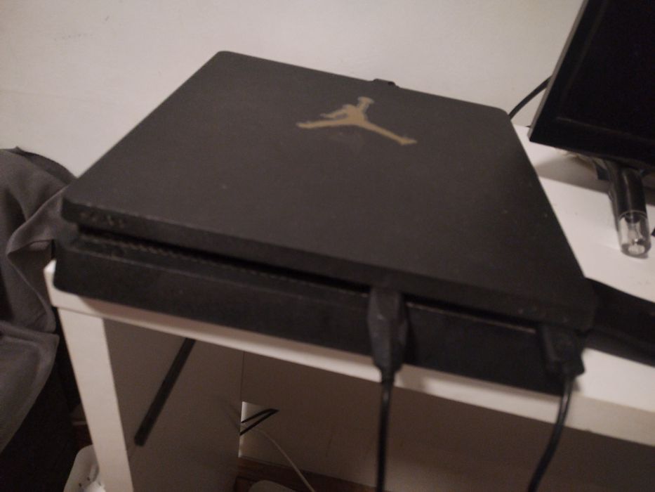 Ps4 slim cu 2 manete si 7 jocuri merge foarte bine