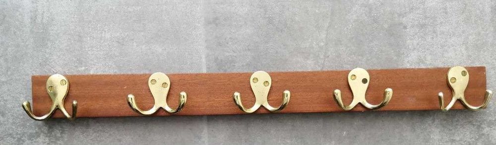 Umeraș cu 10 cârlige. Fabricat din Lemn de salcâm și cârlige din alamă