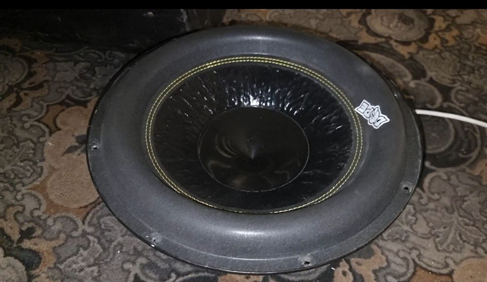 Продам сабуфер  бос мини долбит сильно без усилителя