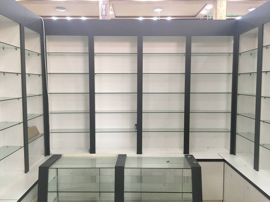 Магазин Парфюмерия махсулотларини териш учун акрилдан тайерланган витр