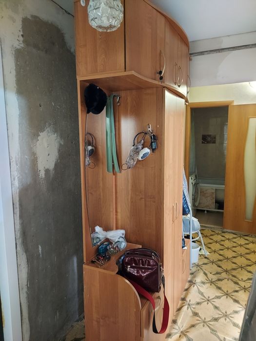 Шкаф для верхней одежды ,тумба