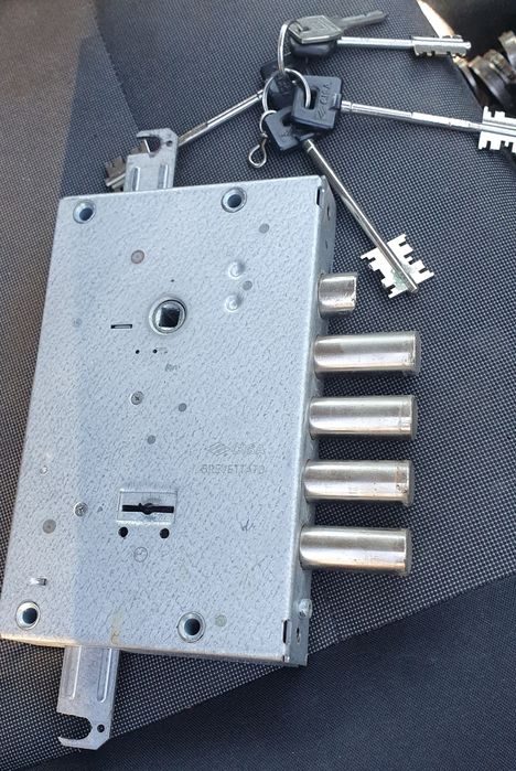 Broasca yala usa blindata Cisa Italia 4 bolturi 3 chei
