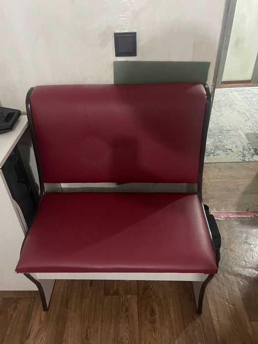 Кухонный уголок со столом