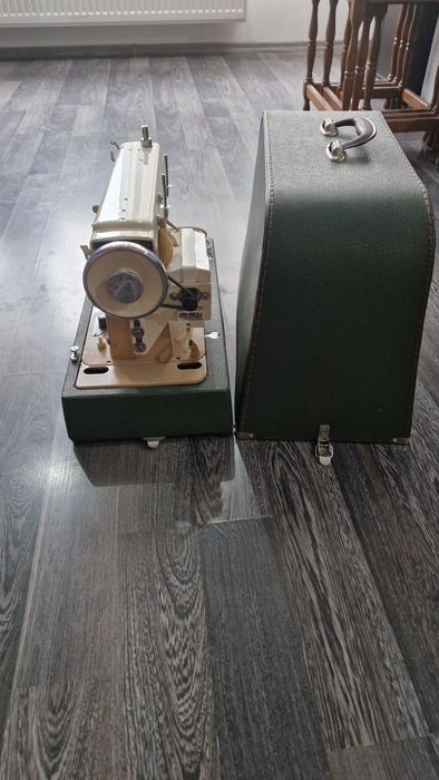 Mașină de cusut manuală clasică, marca Łucznik