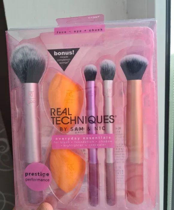 Четки за грим Real Techniques Everyday Essentials Plus Pack