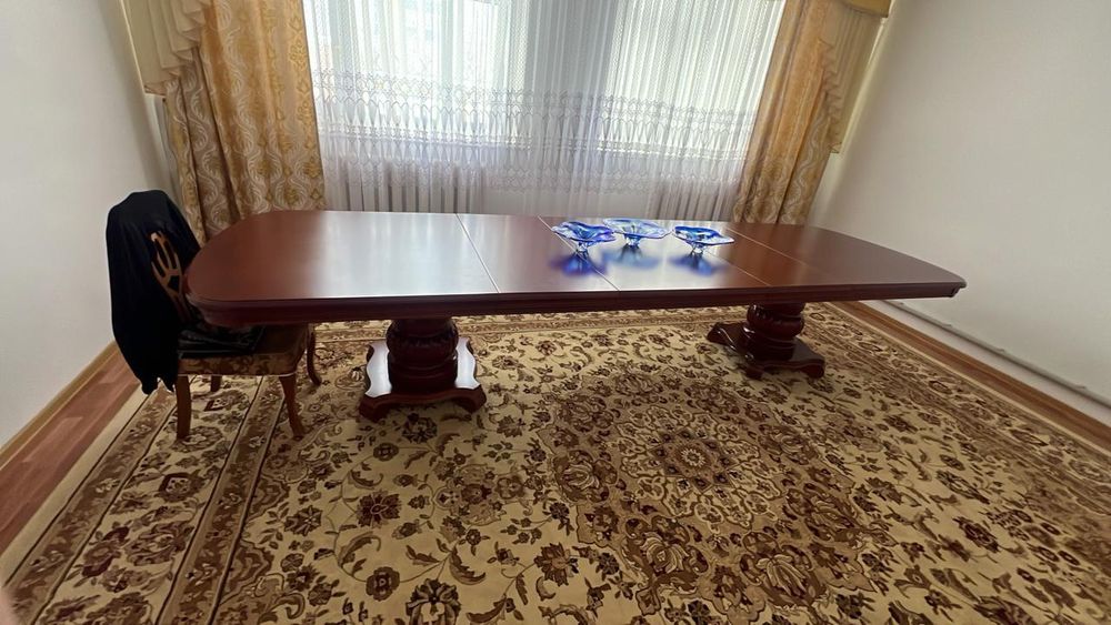 Продам стол в отличном состояний