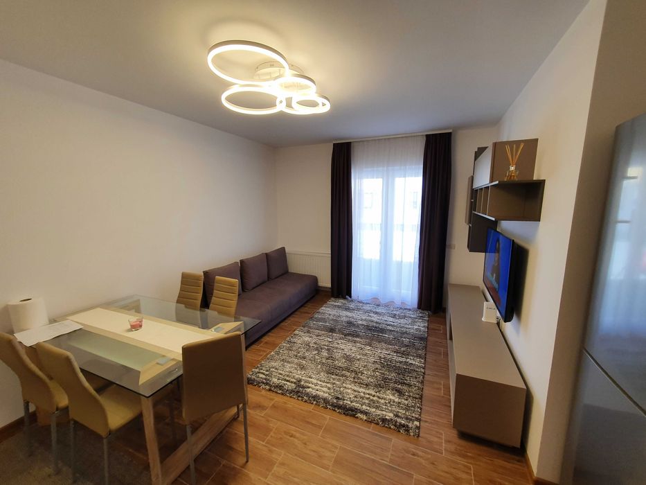 Inchiriez apartament cu 3 camere la vila , curte proprie si parcare