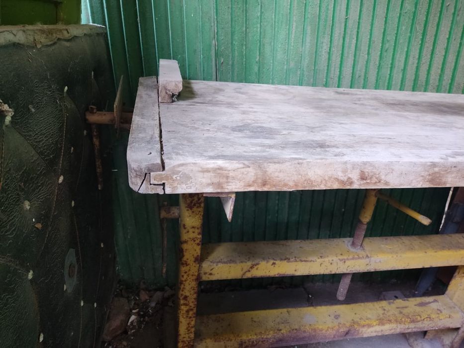Верстак слесарный с небольшими тесками . Прочный
