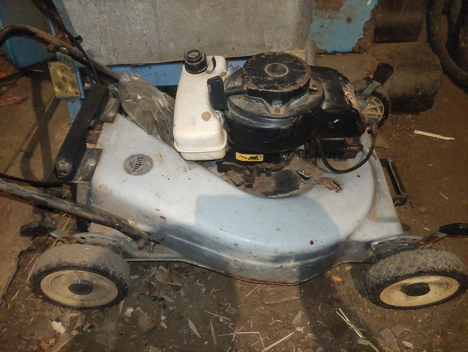 Masina de tuns iarba / gazonul defecta