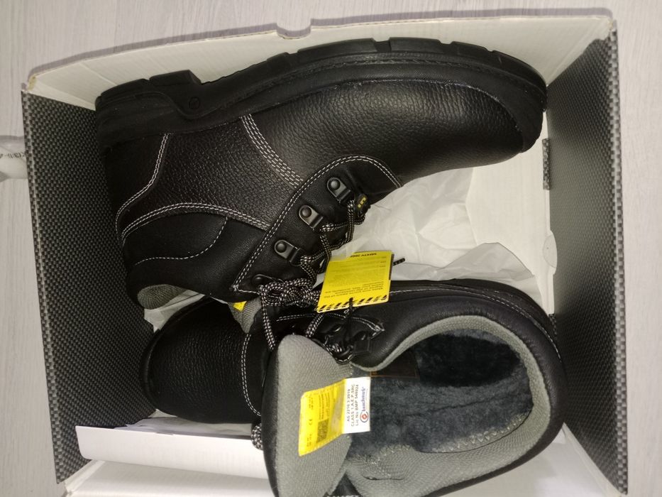 Продам сэфти ботинки зимние.