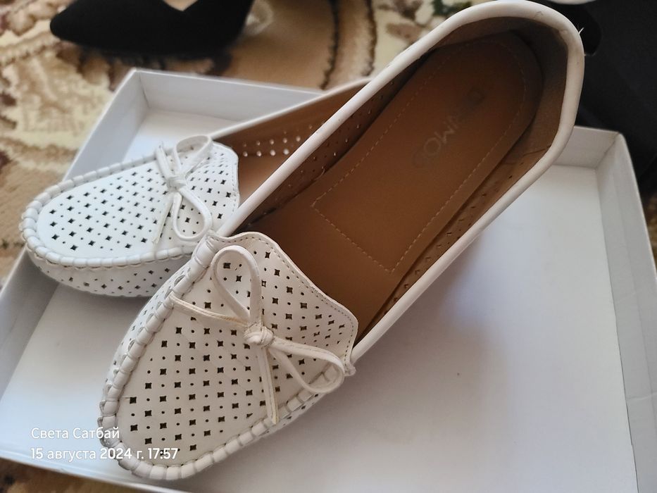 Аяк киимдер сатылады