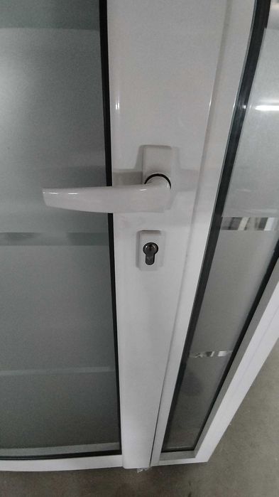 Алуминиевa вратa с касa, бяла със стъкла - лява 132/210см