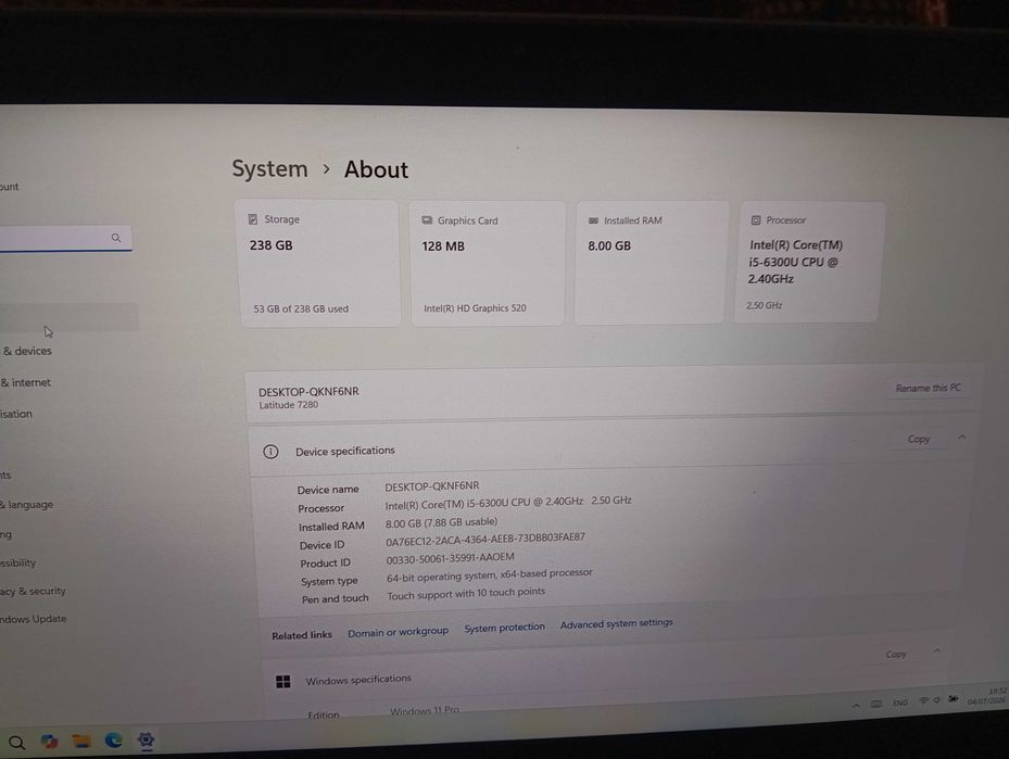 Продавам отличен Dell Latitude 7280 13" бизнес лаптоп с touch screen 8гб рам, 256гб ssd хард, i5 10th gen CPU, отлична батерия