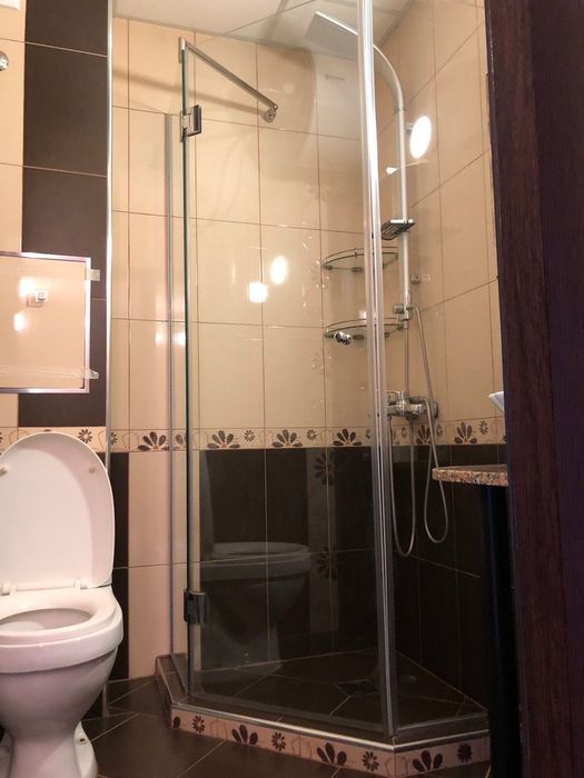 Двустаен под наем, Изток