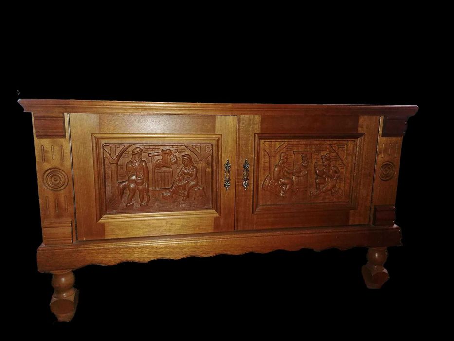 Comodă din lemn masiv decorată cu motive sculptate