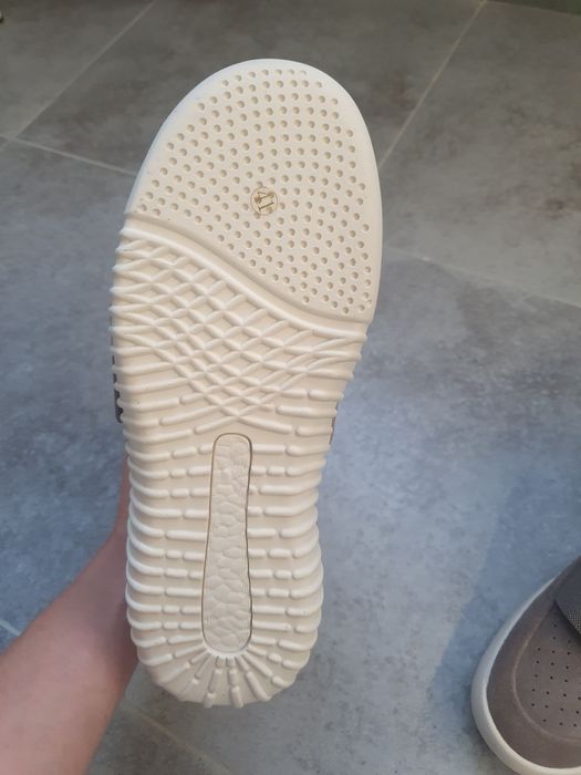 Продам кроссовки