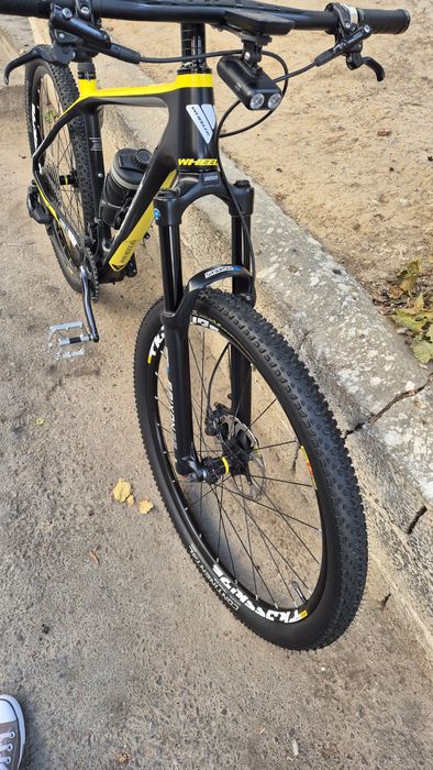 Продам велосипед на карбоновой раме, в идеальном состоянии, торг умест