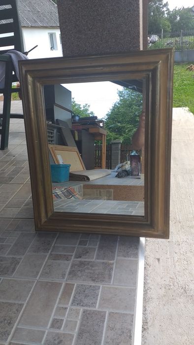 Oglinda cu ramă de lemn