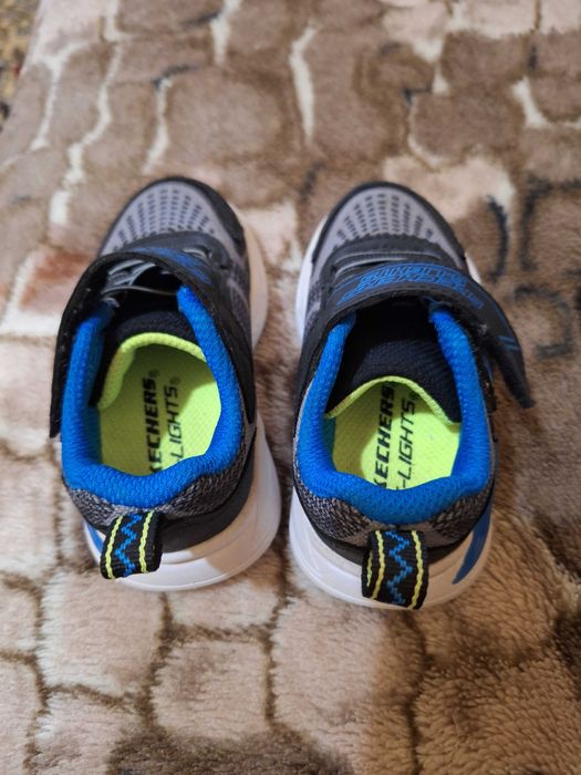 Vand adidasi skechers