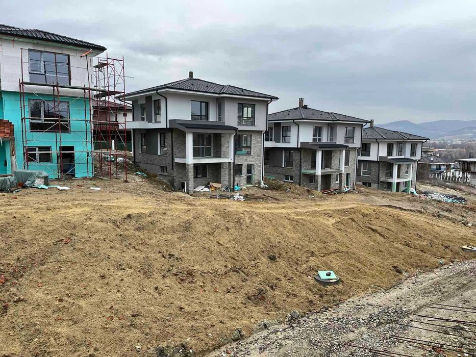 Еднофамилни къщи за продан в затворен комплекс!