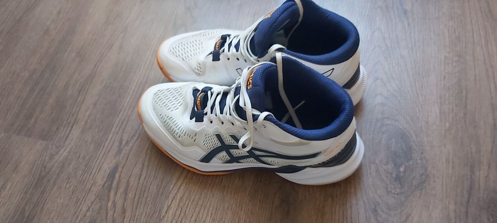 Продам кроссовку