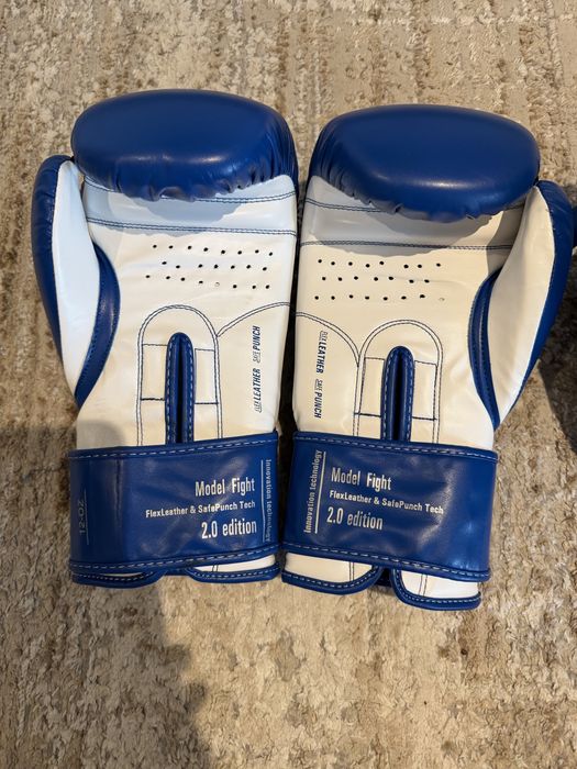 Боксерский комплект Clinch: перчатки 12 oz + шлем