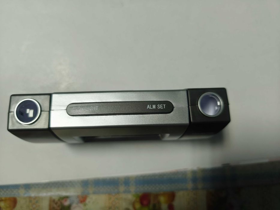 Ceas de birou cu afisaj lcd si proiector pe tavan