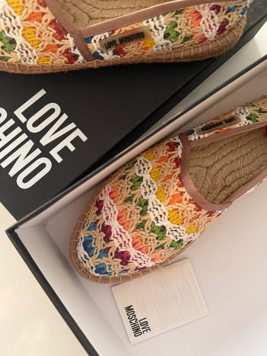 Цветни еспадрили на Love Moschino