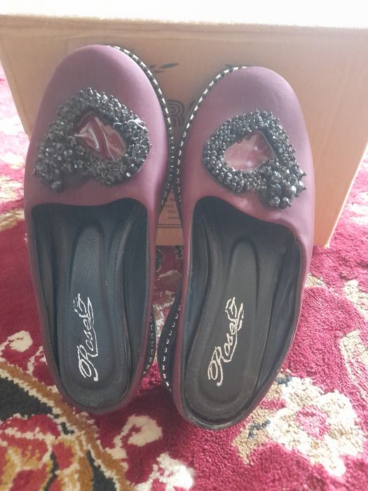 Yalangoch ayol tanasining yaqindan suratlari