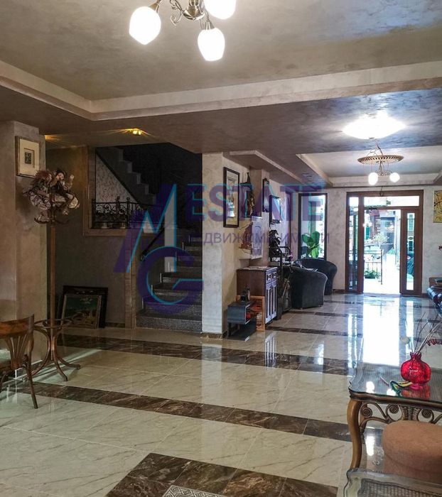 Продава целогодишно работещ Хотел в центъра на  кк.Слънчев Бряг