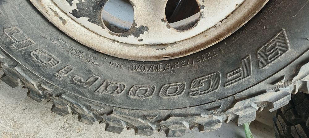 Vând  anvelope Bf Goodrich 235/75/15  și jante originale vitara